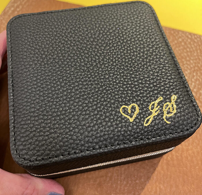 What Is a Thoughtful Wedding Party Gift?